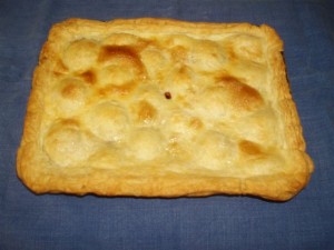 Plum pie baked by Rosemary Clarkson to replicate Cresy's finding. Note the near hexagonal shape of the darker area near the top left corner. Photograph © Rosemary Clarkson.